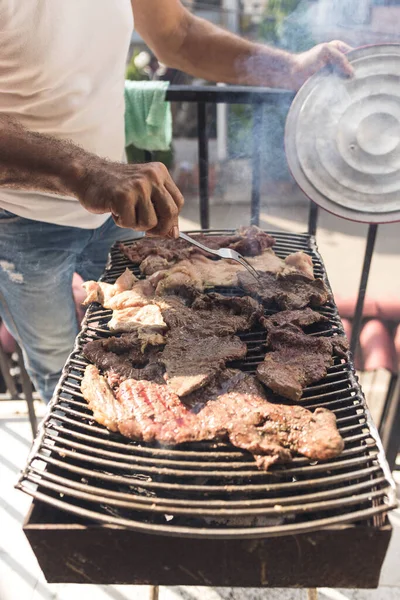 Mettre Charbon Bois Pour Faire Barbecue Familial Viande Sur Gril — Photo