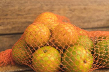 portakallar ahşap örgü içinde