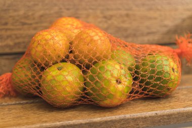 portakallar ahşap örgü içinde