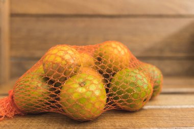 portakallar ahşap örgü içinde