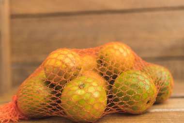 portakallar ahşap örgü içinde