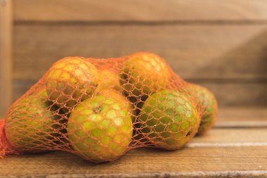 portakallar ahşap örgü içinde