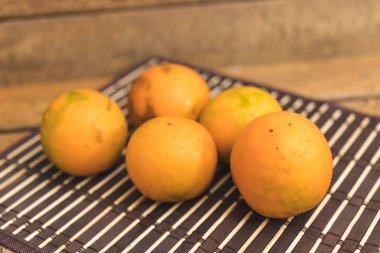 Tahta masadaki turuncu lulolar.