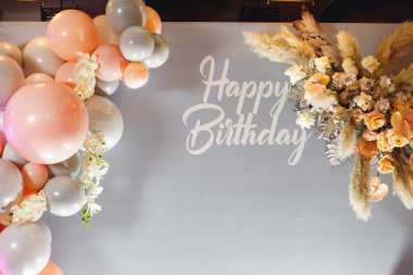 Pampass otlu ve renkli balonlu doğum günü fotoğrafçısı. Çocuk tatili için fotoğraf bölgesi. Doğum günün kutlu olsun yazılı fotoğraf bölgesi. Fotoğraf alanını kapatın.