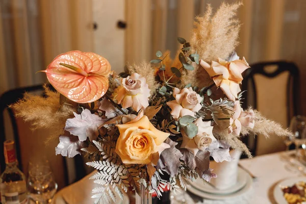 Banguete Casamento Servido Mesa Antes Seleção Arranjo Florística Casamento Mesa — Fotografia de Stock