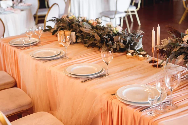 Cadre Table Presidium Avec Verres Vin Bougies Fermer Banquet Sélébration — Photo