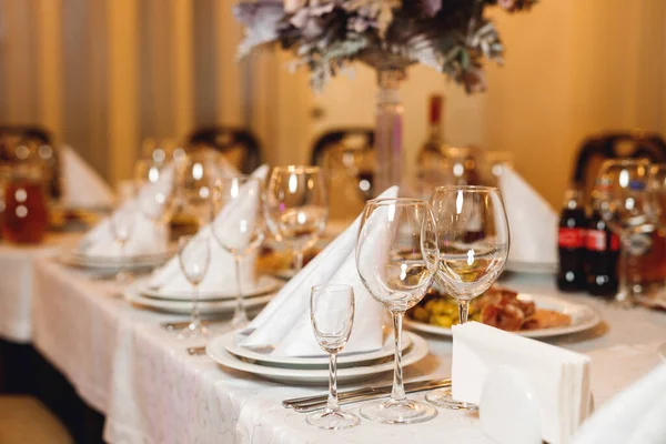 Table Fête Avec Verres Vin Vides Banquet Sélébration Avec Serviettes — Photo