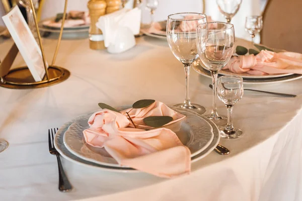 Table Fête Avec Verres Vin Vides Banquet Sélébration Avec Serviettes — Photo