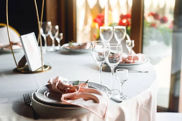 Festliche Tischdekoration Mit Leeren Weingläsern Und Tellern Verschließen Selebrationsessen Mit — Stockfoto