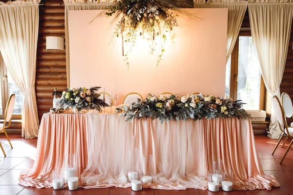 Düğündeki Yeni Evlilerin Başkanlık Heyeti Restoranda Çiçek Mum Olan Gelin — Stok fotoğraf