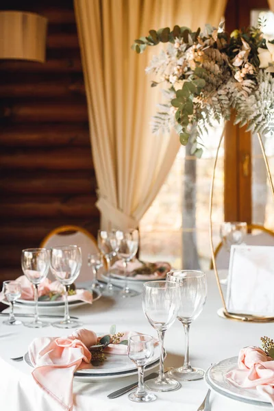 Table Mariage Avec Verres Vin Vides Fleurs Fraîches Banquet Sélébration — Photo