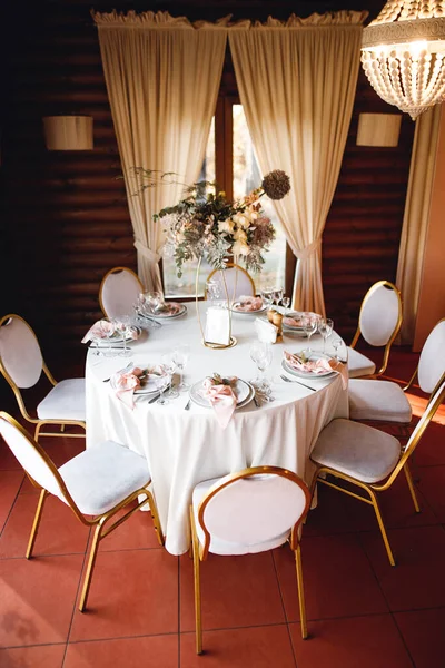 Hochzeitstisch Mit Leeren Weingläsern Und Frischen Blumen Selebrationsessen Mit Rosa — Stockfoto