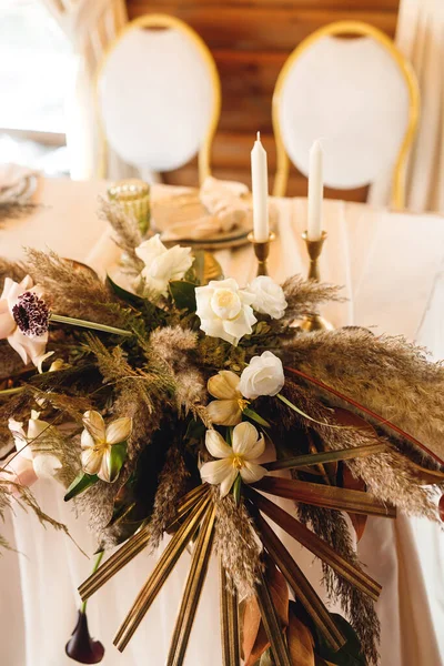 Düğündeki Yeni Evlilerin Başkanlık Heyeti Gelin Damat Için Bir Masa — Stok fotoğraf