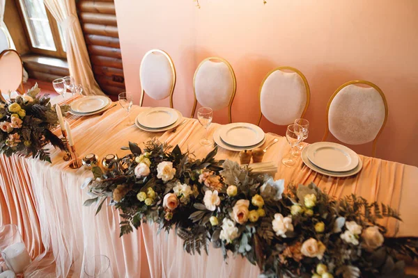 Het Presidium Van Pasgetrouwden Bruiloft Tafel Voor Bruid Bruidegom Met — Stockfoto