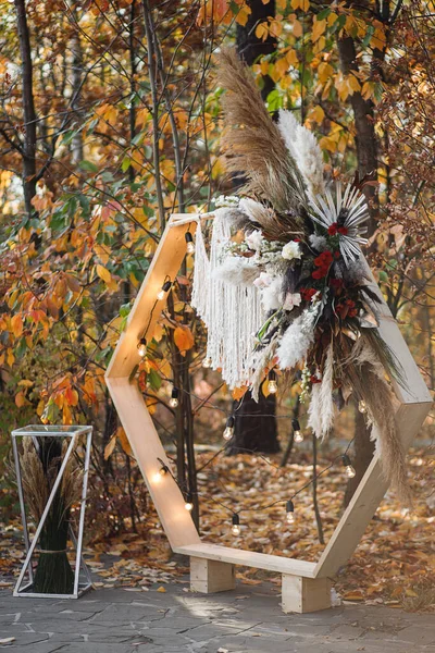 Свадебная Церемония Арочным Модным Стеклянным Столом Деревенском Стиле Макраме Свадебная — стоковое фото
