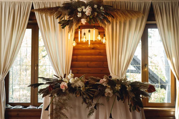 Het Presidium Van Pasgetrouwden Met Verse Bloemen Bruiloft Restaurant Bankettafel — Stockfoto