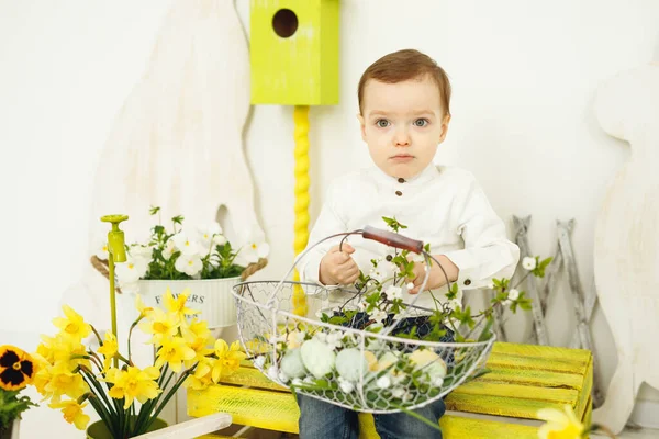 Närbild Liten Pojke Titta Kameran Och Sittande Med Påsk Korg — Stockfoto