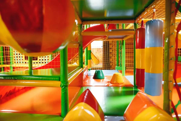 关闭儿童室内可充气的现代游乐场 色彩斑斓的孩子带着安全网玩耍 — 图库照片