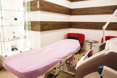 Kozmetik bilimindeki modern ekipmanlar. Modern pembe kozmetolog dolabı. Güzellik merkezinin içi. Güzellik endüstrisi kavramı