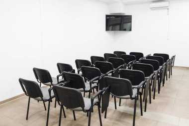 Moder Ofis 'te televizyonlu toplantı odasının içi. Siyah beyaz renkli mobilyalarla çağdaş konferans salonu.