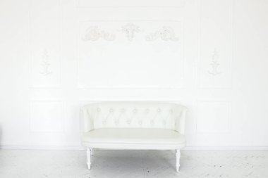 Beyaz arka planda modern konforlu kanepe. İzole edilmiş beyaz kanepe