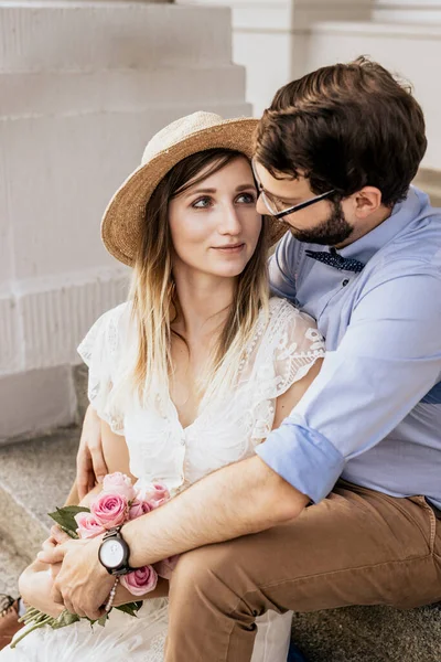 Porträtt Romantiska Par Titta Varandra Byggnad Bakgrund Snyggt Par Famn — Stockfoto