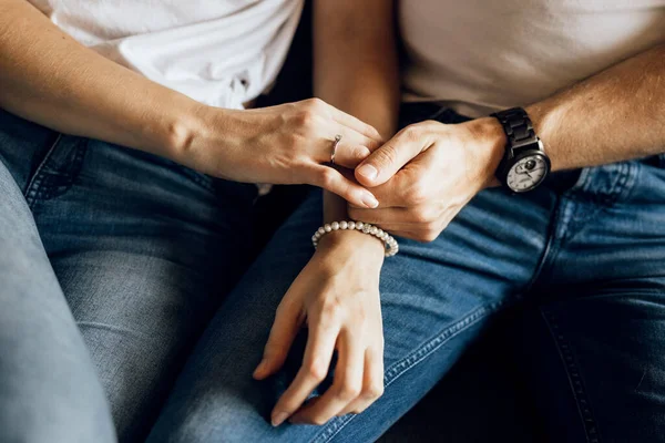 Romantiskt Par Som Håller Händerna Sittande Soffan Idylisk Kärleksfull Familj — Stockfoto