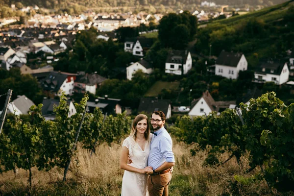 Lächelndes Paar Steht Inmitten Von Weinbergen Mädchen Weißen Kleid Hält — Stockfoto