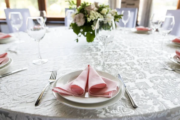 Feche a mesa festiva com copos de vinho vazios e placa branca — Fotografia de Stock