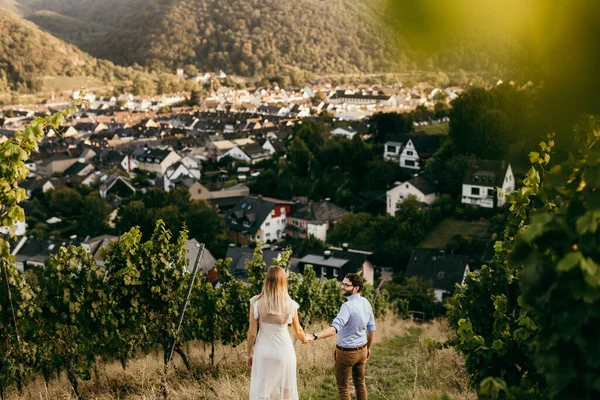 Stilvolles Paar Beim Spazierengehen Zwischen Weinbergen Mädchen Weißen Kleid Hält — Stockfoto