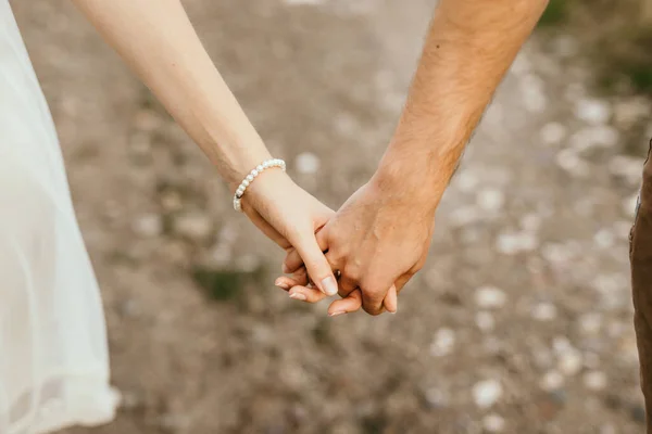 Sahada el ele tutuşan romantik çiftlere yakın durun. İdilik sevgi dolu bir aile