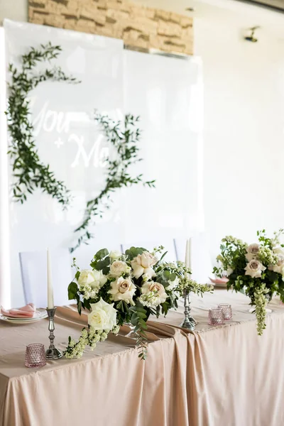 Zijaanzicht Van Close Van Het Presidium Van Pasgetrouwden Bruiloft Feesttafel — Stockfoto