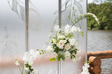 Beyaz şeffaf ekranlar ve taze beyaz çiçeklerle düğün dekorunu kapat. Beyaz perdeli, tüylü ve beyaz güllü düğün seremonisi