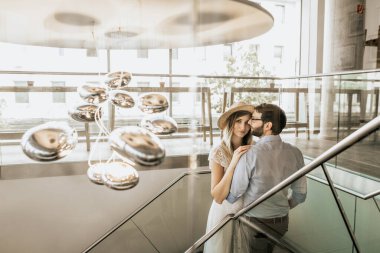 Restorantın merdivenlerinde şık bir çift.