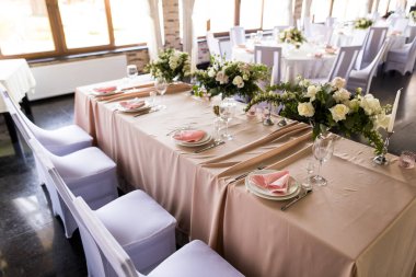 Boş şarap kadehleriyle Presidium masası.