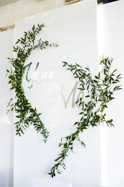 Vertikalt foto av bröllop fotozon med grönt gräs och med två ord — Stockfoto