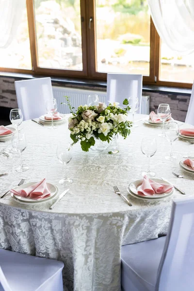 Table Festive Avec Verres Vin Fleurs Fraîches Banquet Sélébration Avec — Photo