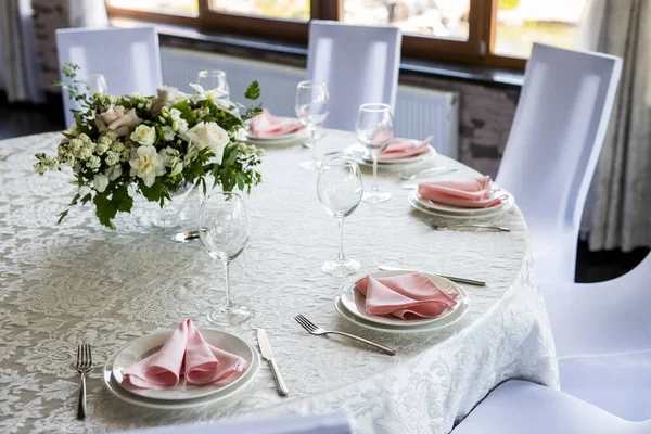 Festliche Tischdekoration Mit Weingläsern Und Frischer Weißer Rose Selebration Bankett — Stockfoto