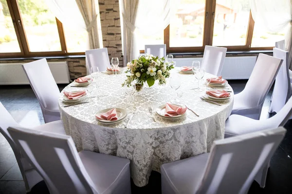 Şarap Kadehleri Taze Çiçeklerle Şenlik Masası Restoranda Pembe Peçeteler Beyaz — Stok fotoğraf