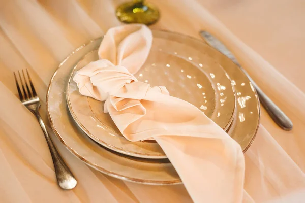 緑のワイングラスとプレートでお祝いのテーブルの設定を表示します レストランの白いテーブルの上に白と赤のワインのためのプレートとワイングラスでお祝いの宴会 ストックフォト
