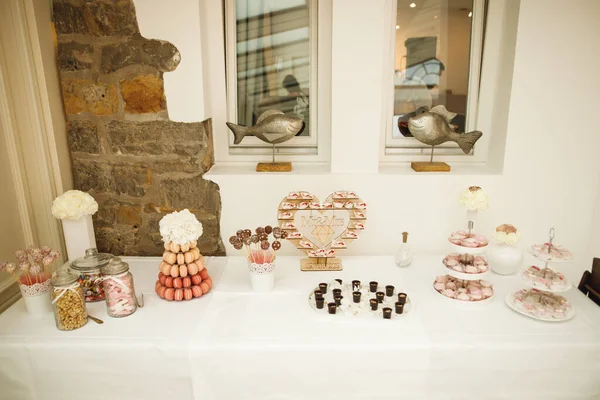 Festliche Hochzeitstische Mit Süßigkeiten Bonbons Dessert Schokoriegel Rosa Braun Und — Stockfoto