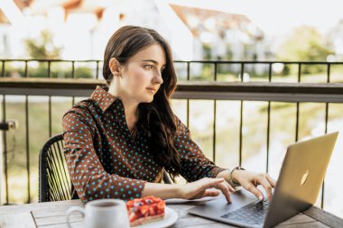 Evde, balkonda çalışan serbest çalışan. Uzaktan kumandalı yetenekli yönetici e-posta yazmak için dizüstü bilgisayarda çalışıyor. Uzak çalışma konsepti