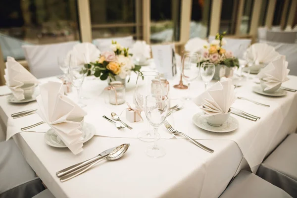 Seitenansicht Der Festlichen Tischdekoration Mit Weingläsern Und Frischen Blumen Selebration — Stockfoto