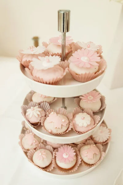 분홍색과 흰색으로 맛있는 음식을 가까이 매혹적 장식이 띕니다 분홍색 케이크가 — 스톡 사진