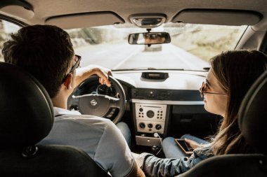 Lüks içinde romantik bir çift, rahat bir araba, arka yolcu kabini.