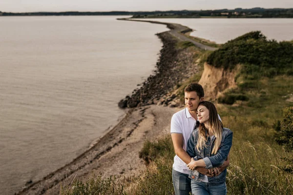 Romantiskt Par Famn Står Stranden Med Berg Resor Semester Livsstil — Stockfoto