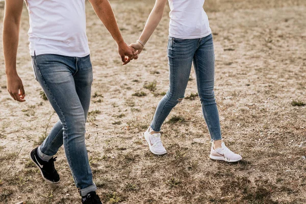 Närbild Romantiska Par Hålla Händer Och Sand Fokus Familjens Fotleder — Stockfoto