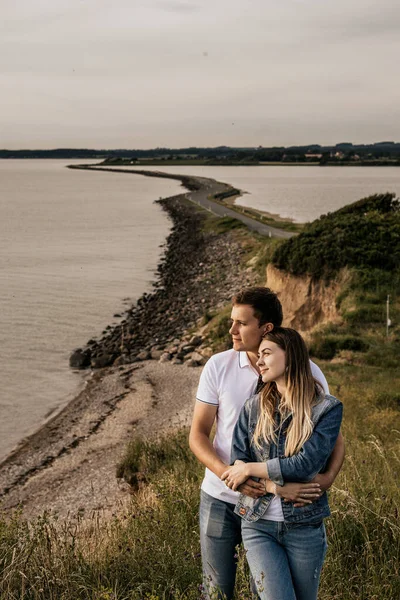 Vertikalt Foto Romantiska Par Omfamning Stå Stranden Med Berg Resor — Stockfoto