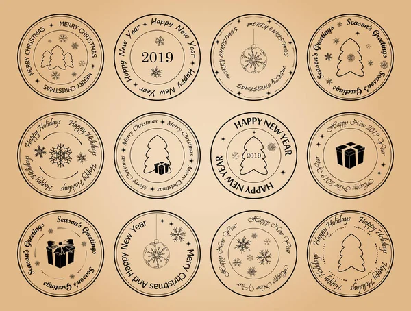 С Новым годом и Рождеством - круглые векторные почтовые марки со снежинками и елками — стоковый вектор