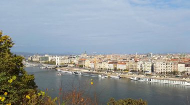 Güneşli bir günde Gellert Hill 'den Budapeşte' ye - Tuna Nehri / Ekim 2018